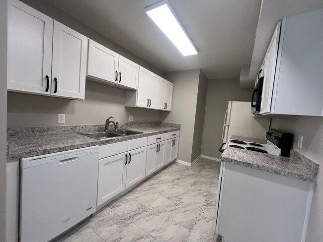 Building Photo - SHADOWLAWN/California Condo