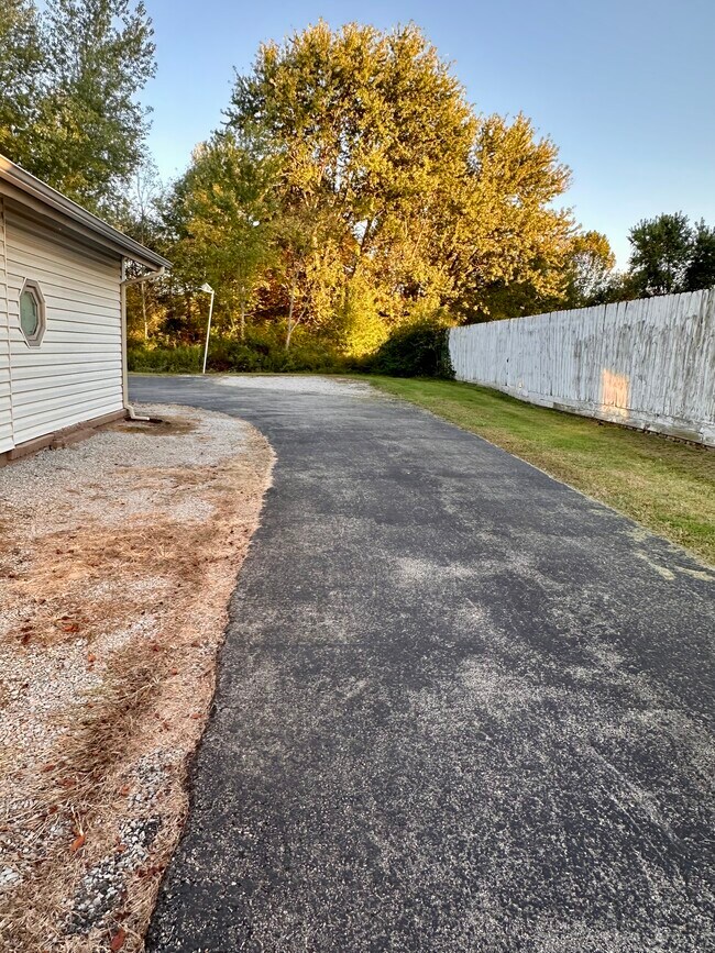 Building Photo - 127a Schroyers Ln