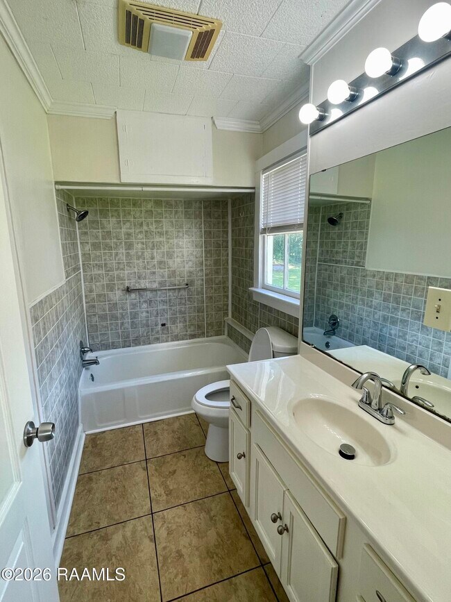 Building Photo - 135 Oswald St