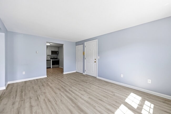 Building Photo - 8 Maple Crest Cir