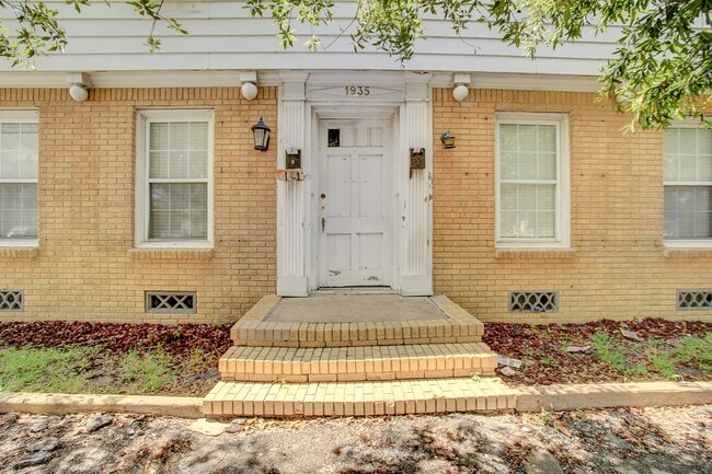 Building Photo - 1935 Richmond Ave