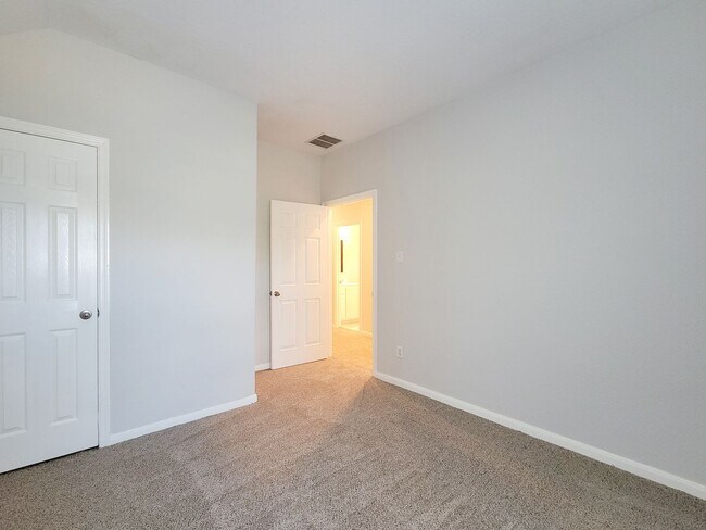 Building Photo - Gorgeous Large Floorplan with High Ceilings!