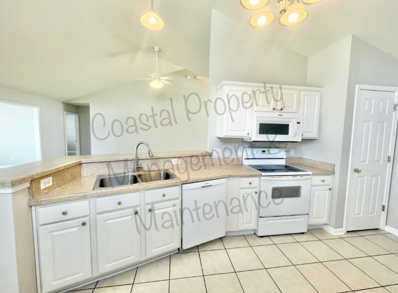 Building Photo - 1156 Great Lakes Cir