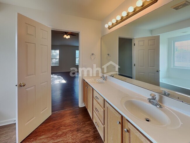 Building Photo - 6923 Babbling Brook Ln