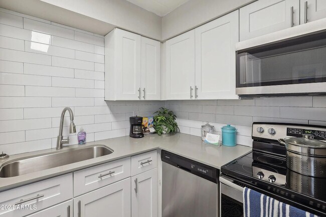 Building Photo - 615 S Hardy Dr