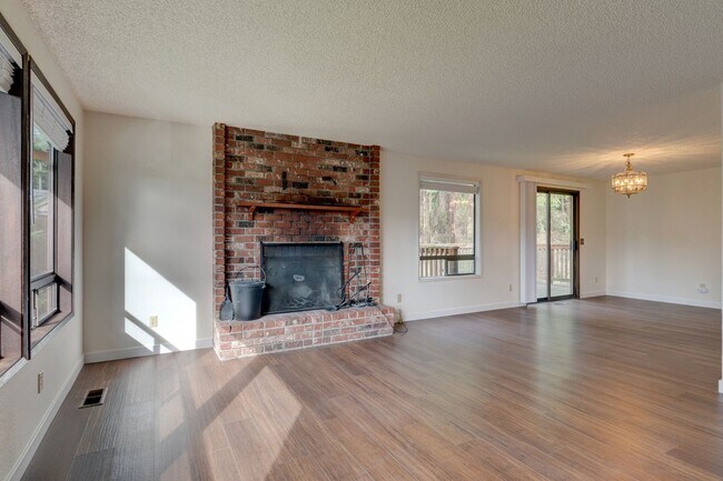 Building Photo - Large Private Rural Home Just West of Downtown Oak Harbor on 5 acres