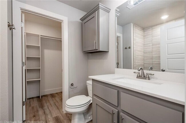 Building Photo - 1512 N Gregg Ave