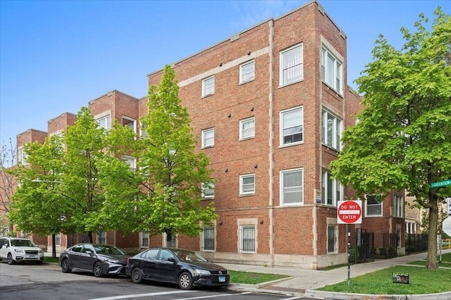 Primary Photo - 6750 N Greenview Ave