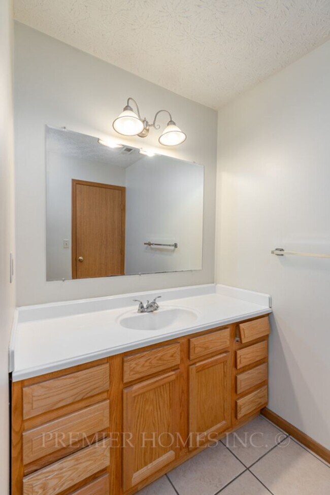 Building Photo - 92-92 Meadow Wood Dr