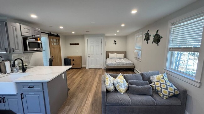 Building Photo - Large 5Br 3 1/2Ba Modern Home in Falmouth ...