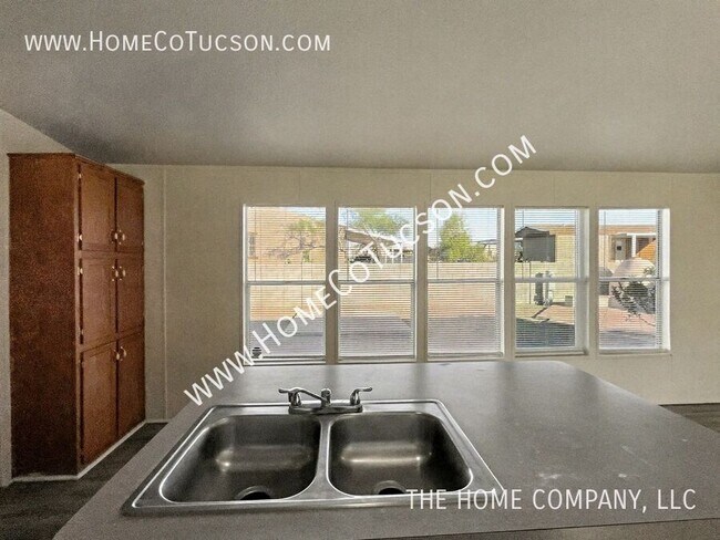 Building Photo - 5717 S Stewart Blvd