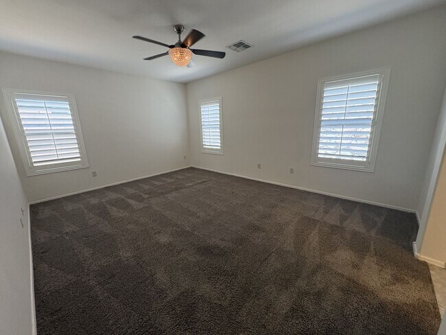 Building Photo - 4 bedroom plus Den 3 car garage with sparkling pool Vail School District
