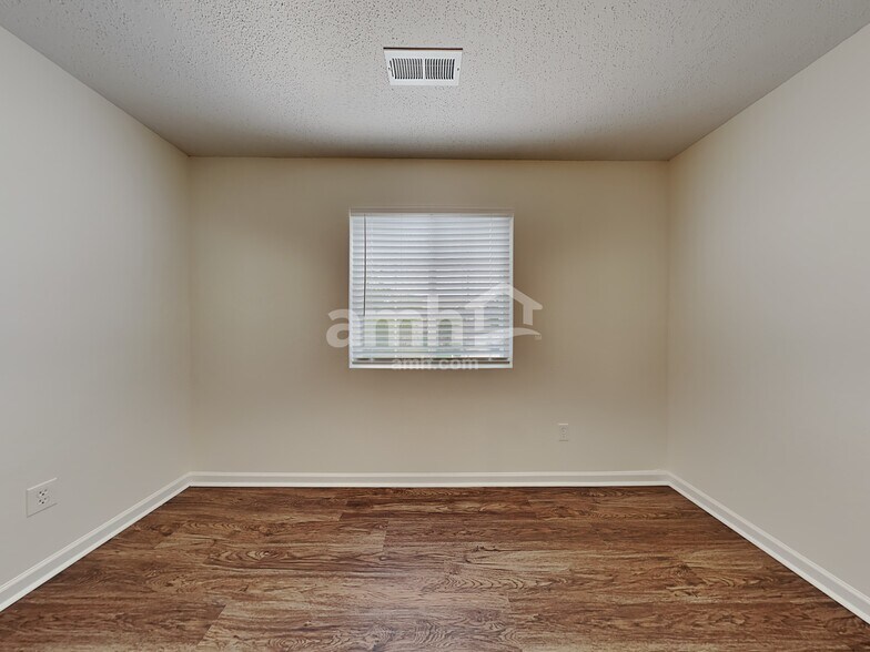 Building Photo - 712 Townsend Farm Dr