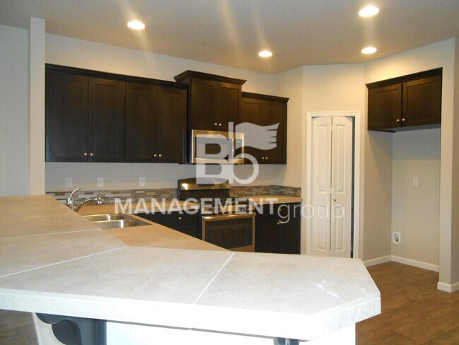 Building Photo - Newer NW Portland/Bethany Home Located In Abby Creek!