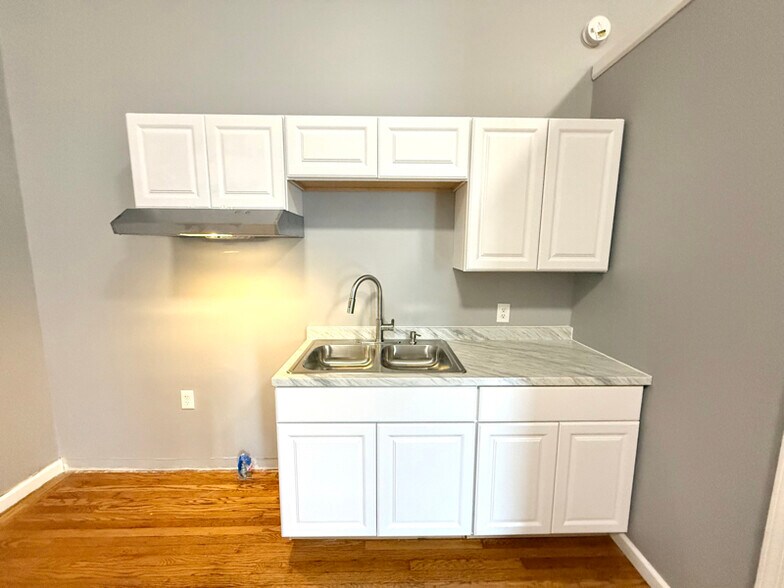 Building Photo - 426 3rd Ave