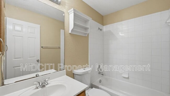 Building Photo - 2432 Medina Dr