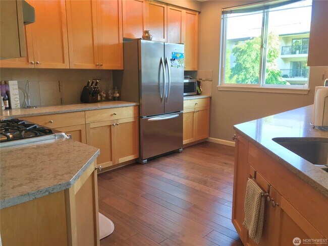 Building Photo - 2bd/2ba Kirkland Condo