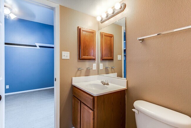 Building Photo - Charming 3-bedroom, 2.5-bathroom Home loca...