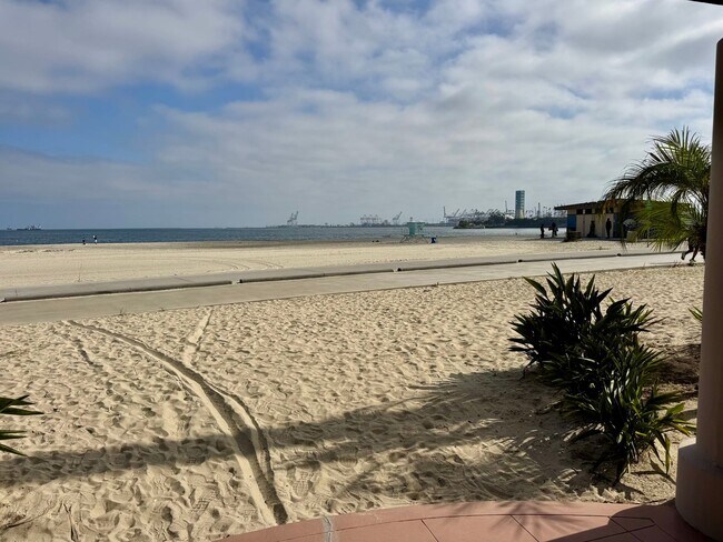 Building Photo - Gorgeous 3 Bed, 2 Bath Unit with Ocean Views