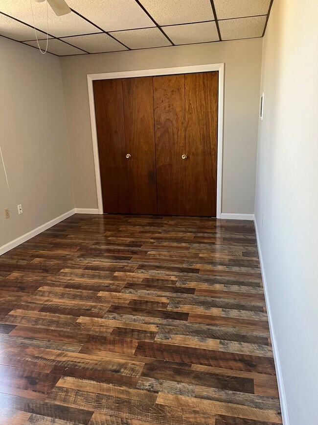 Building Photo - Fresh, clean apartment ready to call home!