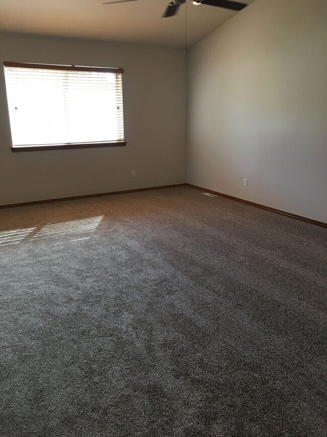 Building Photo - ***PENDING APPLICATIONS***Large 4 bedroom house that is Pet Friendly!