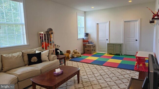 Building Photo - 6493 Fox Glove Ln