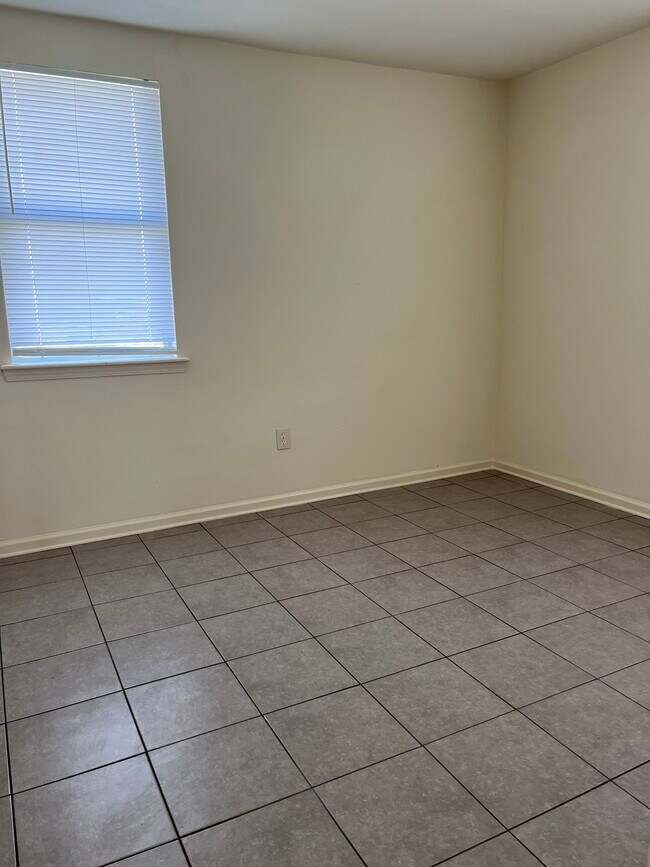 Building Photo - 2412 Rose Dr
