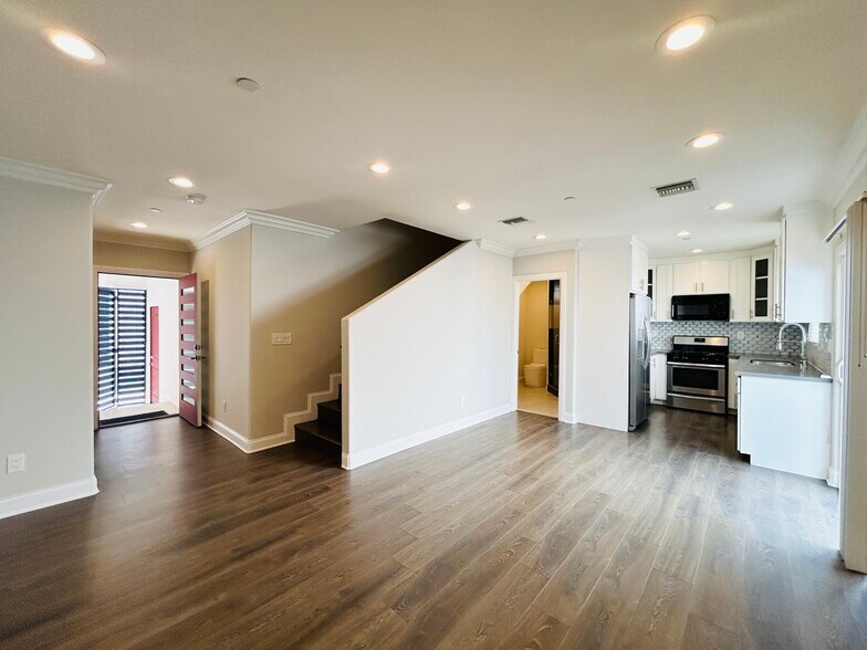 Primary Photo - 7205 S La Cienega Blvd