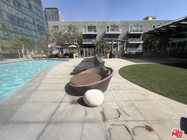 Building Photo - 901 Flower St