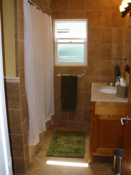 Building Photo - 1334 E 1st St