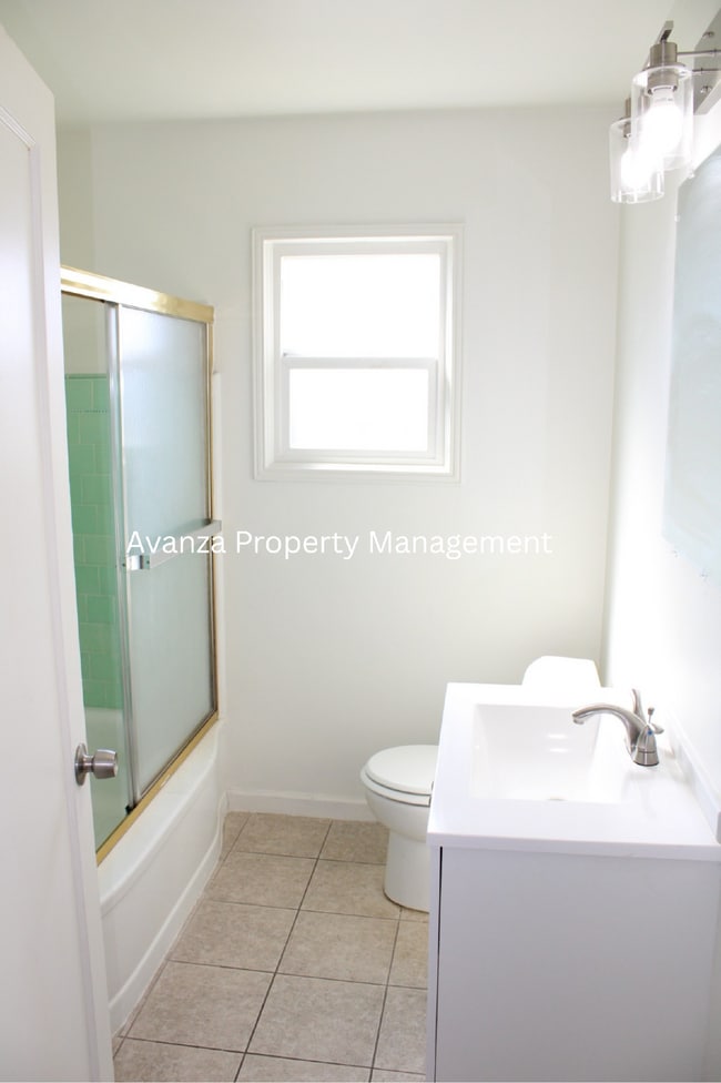 Building Photo - Fresno Mayfair District - 4 Bedroom Home  1 Year Lease