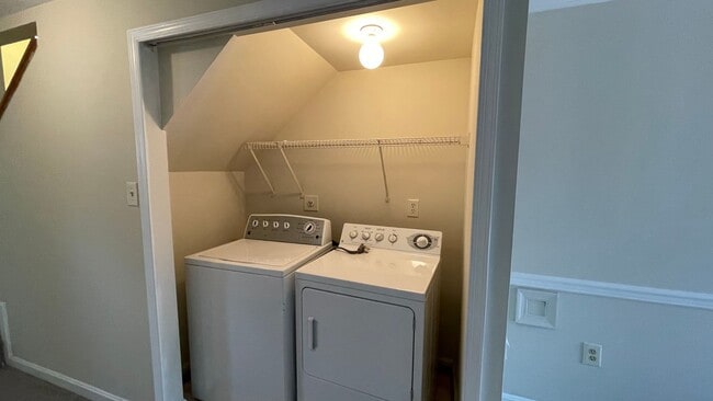 Building Photo - End Unit Townhouse in North Stafford