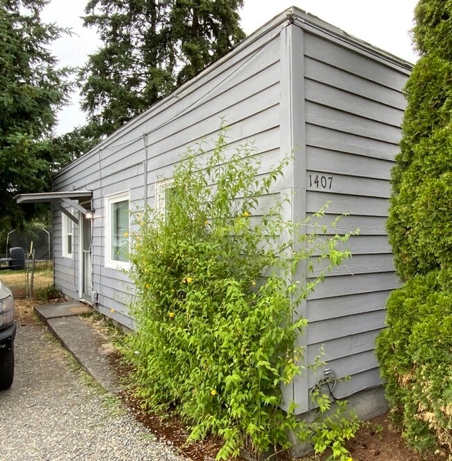 Building Photo - South Tacoma 1bdr w/ separte drive & huge fenced yard