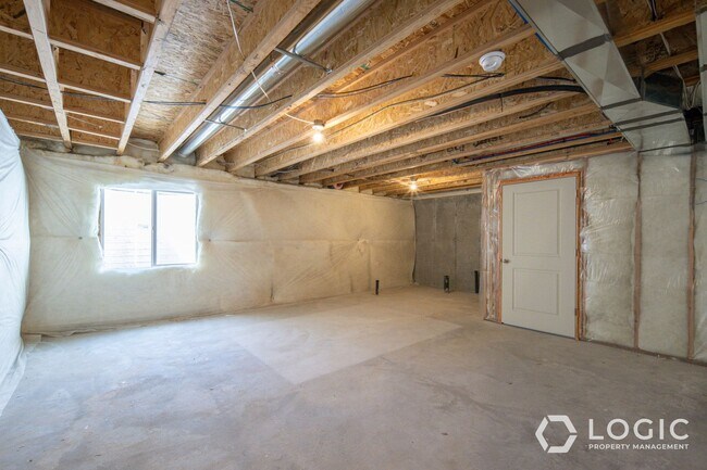 Building Photo - Gorgeous Row End Townhome!