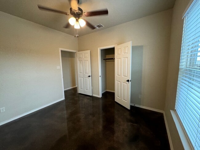 Building Photo - Beautiful 3x2 Duplex in New Braunfels, TX!