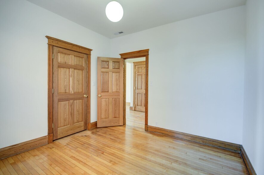 Building Photo - 848 W Waveland Ave