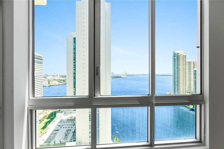 Building Photo - 300 S Biscayne Blvd