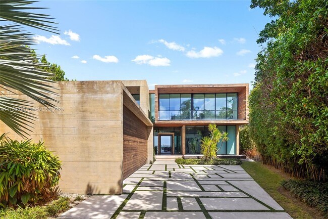 Building Photo - 825 E Dilido Dr