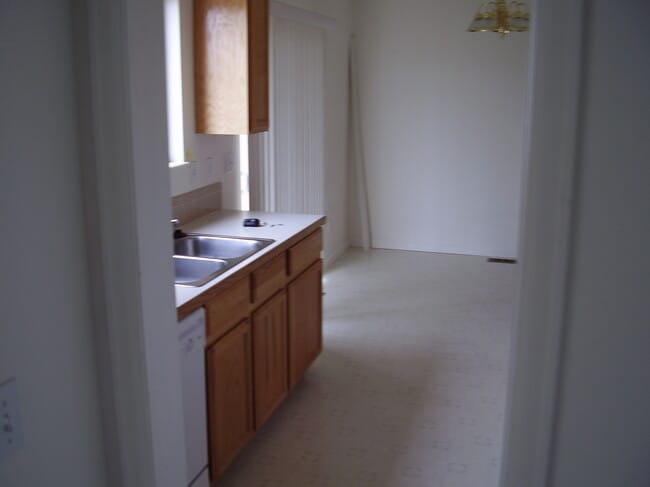 Building Photo - 3345 Saratoga St