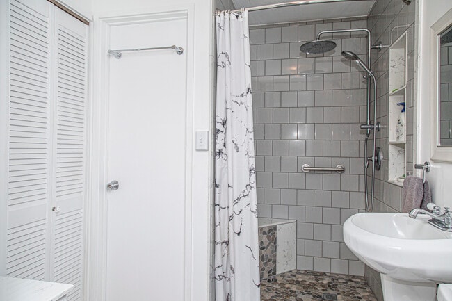 Building Photo - 639 Ululani St
