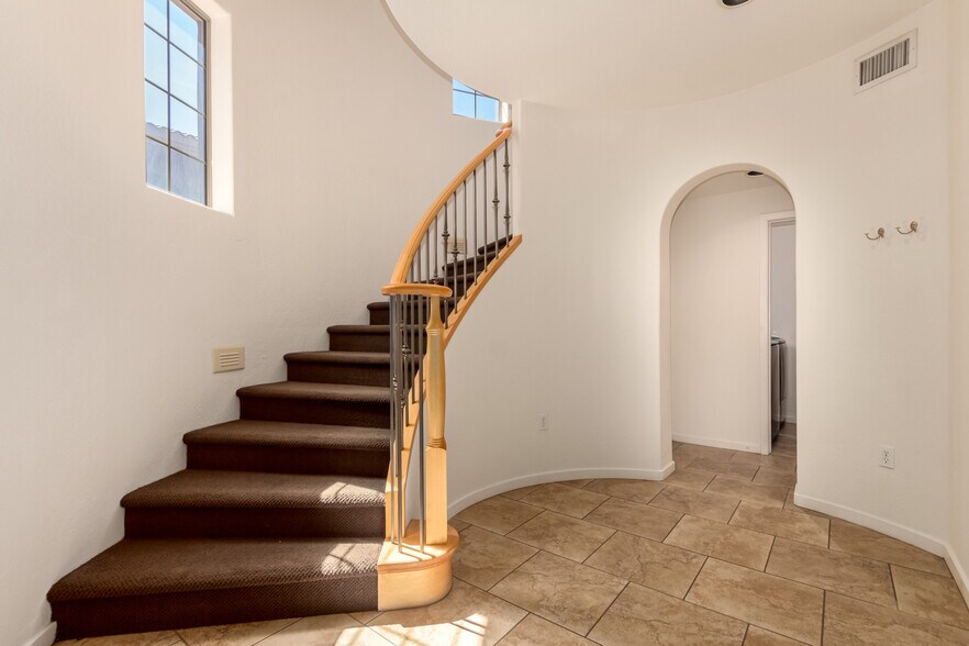 Foyer - 3935 E Rough Rider Rd