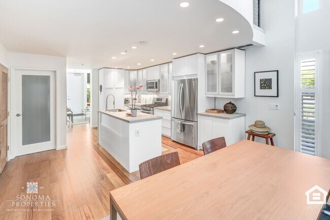 Building Photo - Modern 1BD/2BA Loft Just Minutes from Down...