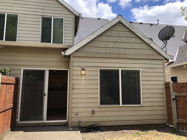 Building Photo - Beautiful Townhouse in Prime Tigard Locati...