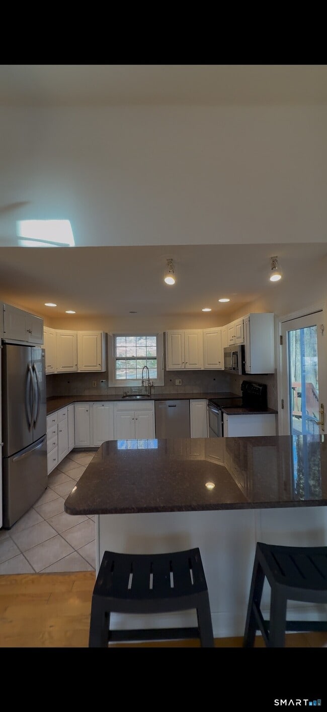 Building Photo - 5 Locust Ln