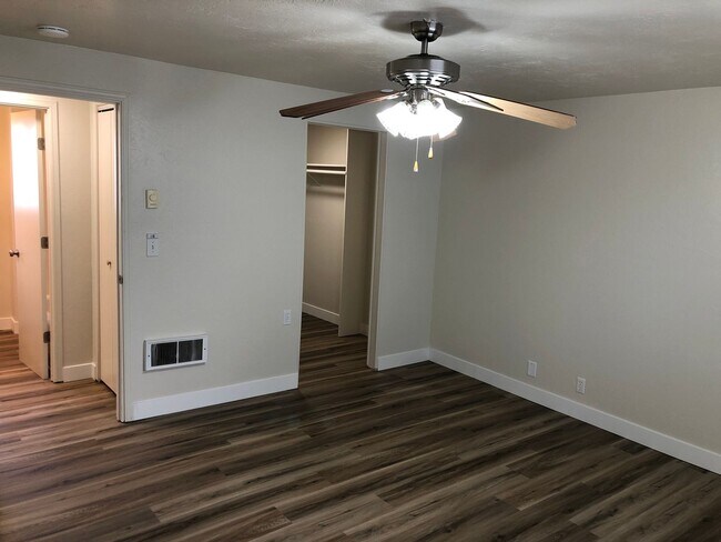 Building Photo - Updated 2 bedroom, 2 bathroom duplex in Sp...