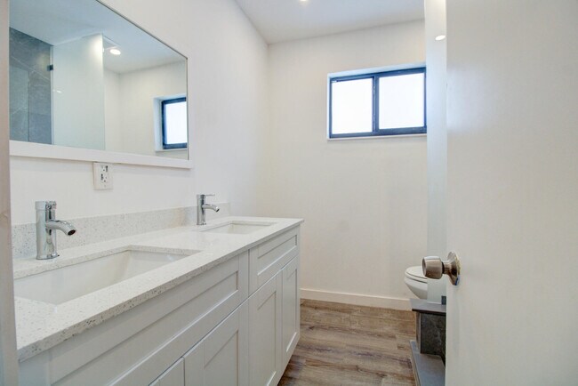 Building Photo - 1730 NE 170th St