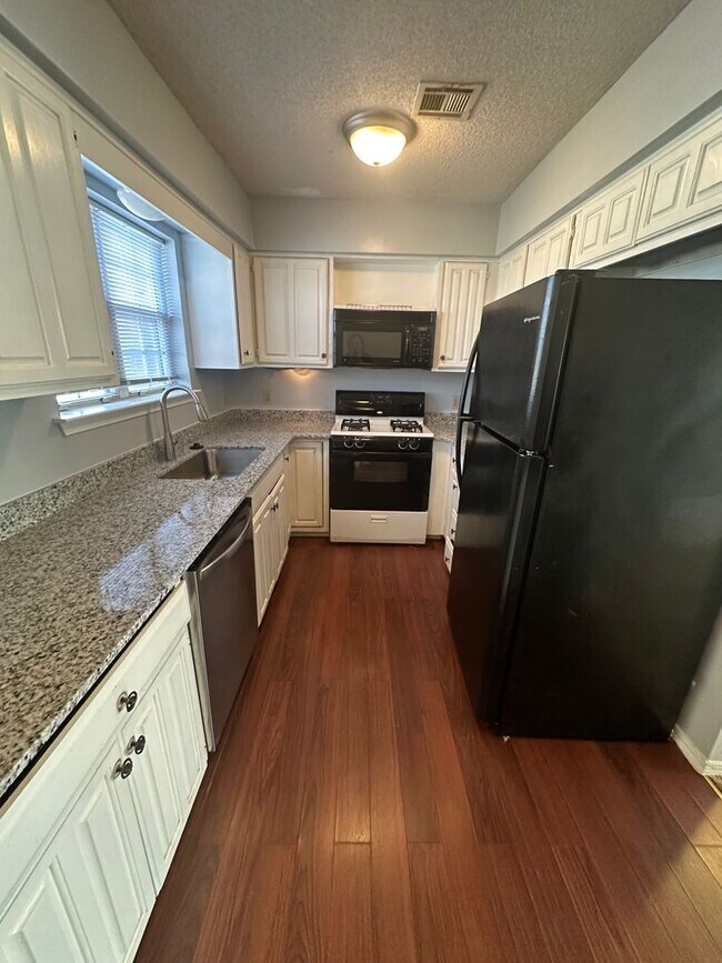 Building Photo - 2 Bed/2 Bath 2nd Floor Condo