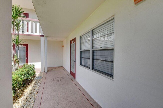 Building Photo - 137 Fanshaw D