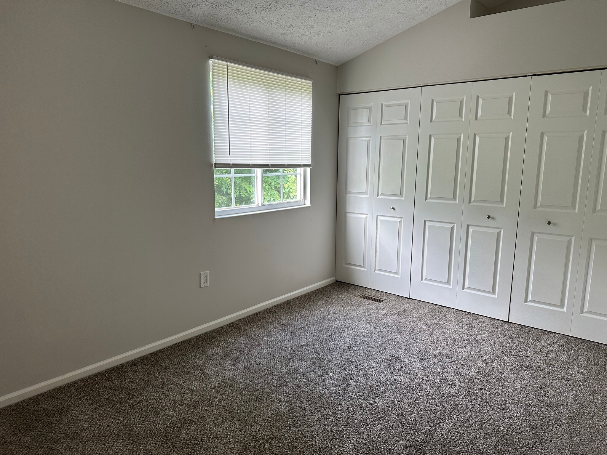 Building Photo - 5035 Hamilton Dr