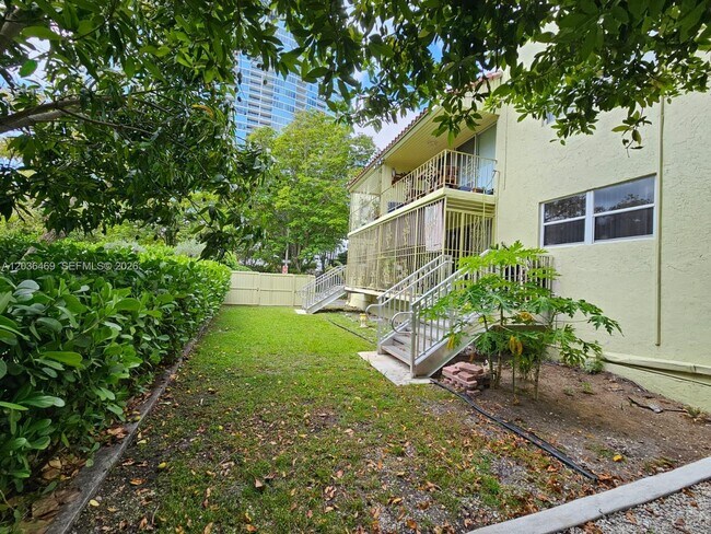 Building Photo - 520 NE 38th St